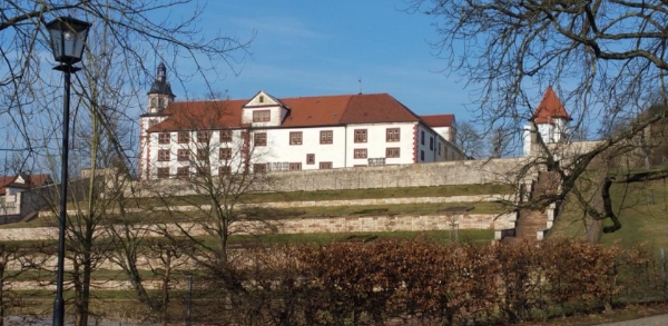 Blick auf Schloss Wilhelmsburg, Rennsteig
