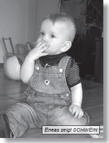 Kind hält sich die Hand vor Nase und Mund