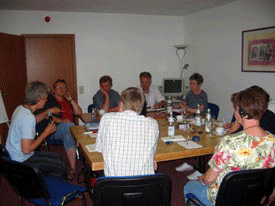 Seminarteilnehmer diskutieren am runden Tisch