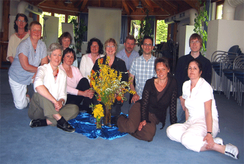 Teilnehmer mit Referentin, Blumenstrauss